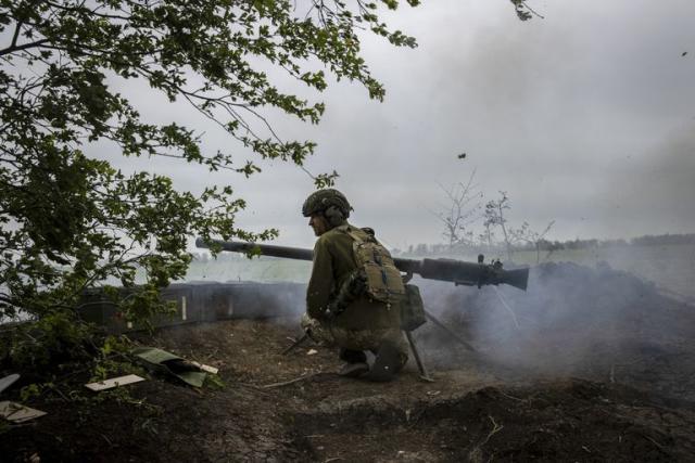 Fuerzas ucranianas en posiciones en el frente en Bakhmut. (Tyler Hicks/The New York Times)