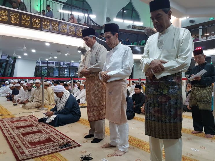 (From left) Minister-in-charge of Muslim Affairs Yaacob Ibrahim, Muis president Alami Musa and Muis chief executive Abdul Razak Maricar attending Eidul Fitri prayers at the Al Mukminin mosque in Jurong East on Sunday (25 June). (PHOTO: Safhras Khan / Yahoo Newsroom)