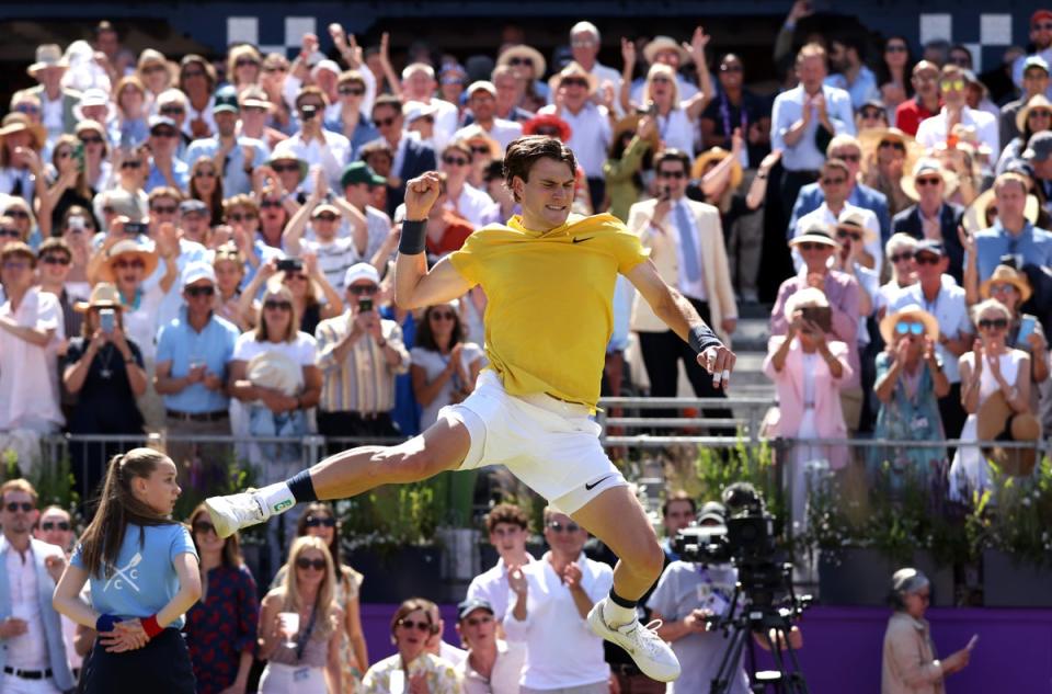 Draper celebrates after beating the defending champion and 2023 Wimbledon winner Carlos Alcaraz 7-6, 6-3 in the Queen’s Club second round on June 20, 2024 (Getty Images for LTA)