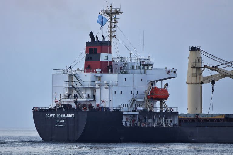 El buque granelero Brave Commander zarpa del puerto marítimo de Pivdennyi, cerca de Odesa, Ucrania