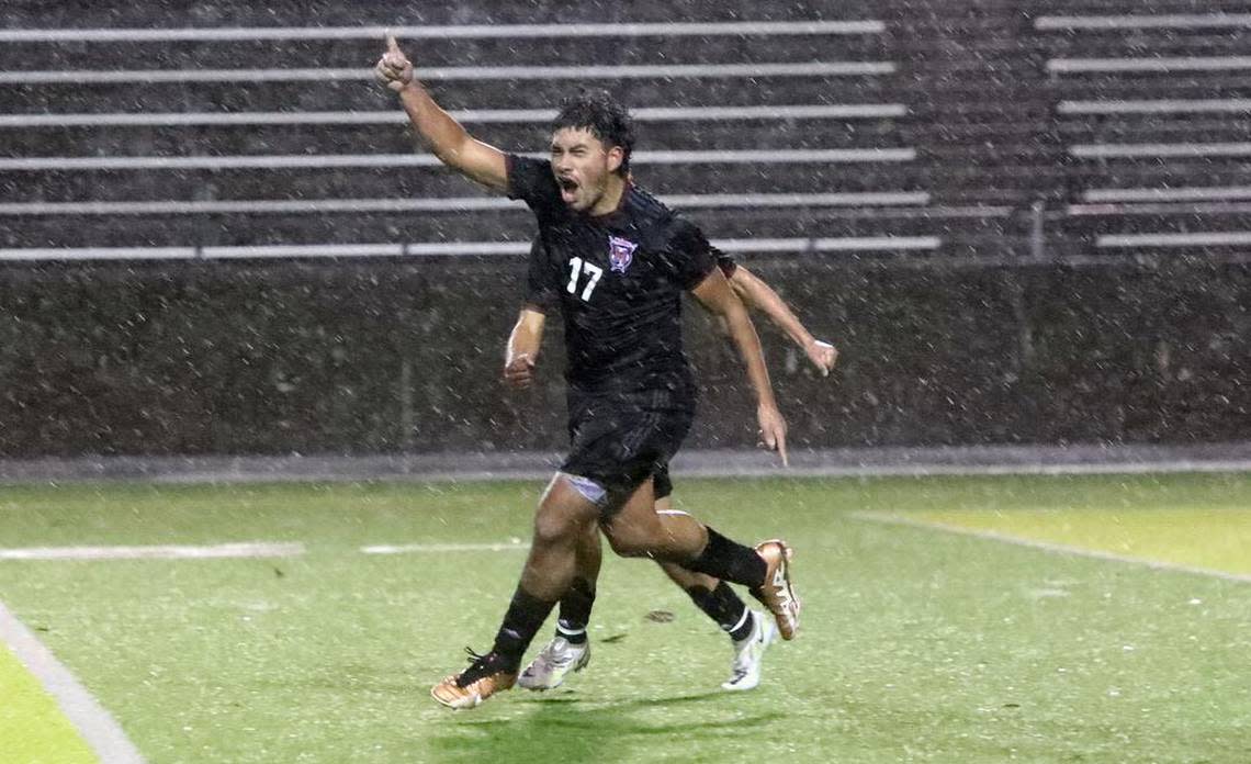 The rain falls as McLane High senior Víctor Luevano celebrates his goal off a free kick to help his team’s 3-2 win in overtime against Chávez High of Delano for the CIF Central Section Division III boys title at home on Feb. 24, 2023. JUAN ESPARZA LOERA/jesparza@vidaenelvalle.com