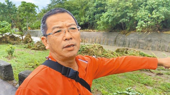 豪雨沖毀鳳梨釋迦果園，台東黃姓果農說，心情不知如何形容，只有無奈。（蔡旻妤攝）