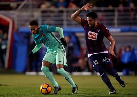 Football Soccer - Eibar v Barcelona - Spanish Liga Santander - Ipurua, Eibar, Spain - 22/01/2017 Barcelona's Neymar in action with Eibar's Mauro dos Santos REUTERS/Vincent West