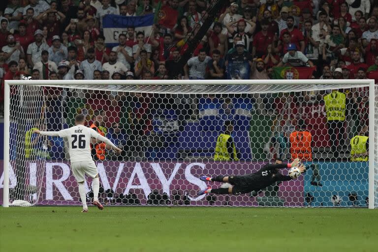 Diogo Costa fue la gran figura de Portugal que pasó a cuartos