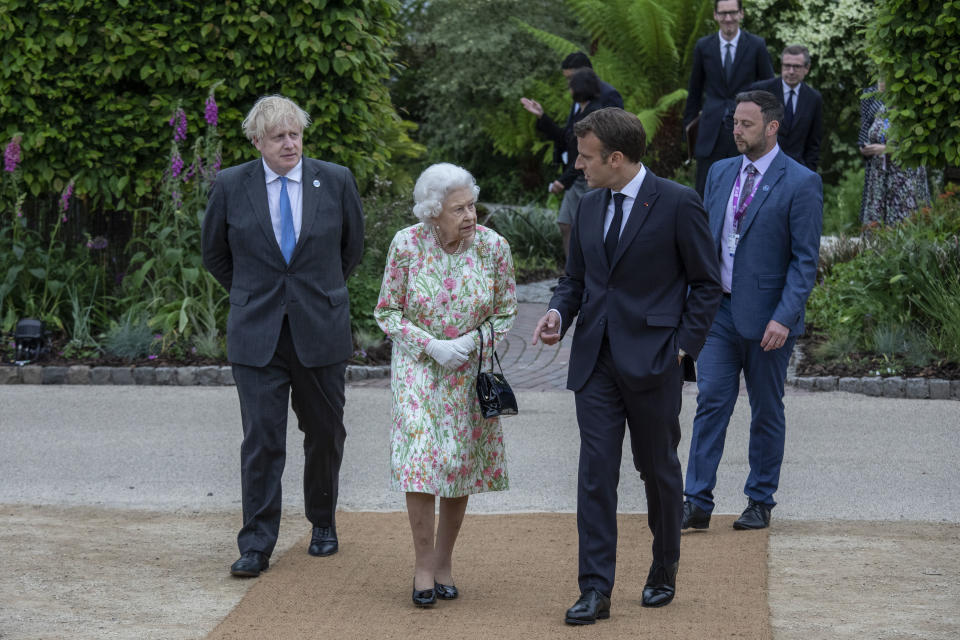 ST AUSTELL, ENGLAND - JUNE 11: French President Emmanuel Macron, Queen Elizabeth II, British Prime Minister Boris Johnson and United States President Joe Biden arrive at a drinks reception for Queen Elizabeth II and G7 leaders at The Eden Project during the G7 Summit on June 11, 2021 in St Austell, Cornwall, England. UK Prime Minister, Boris Johnson, hosts leaders from the USA, Japan, Germany, France, Italy and Canada at the G7 Summit. This year the UK has invited India, South Africa, and South Korea to attend the Leaders' Summit as guest countries as well as the EU. (Photo by Jack Hill - WPA Pool / Getty Images)