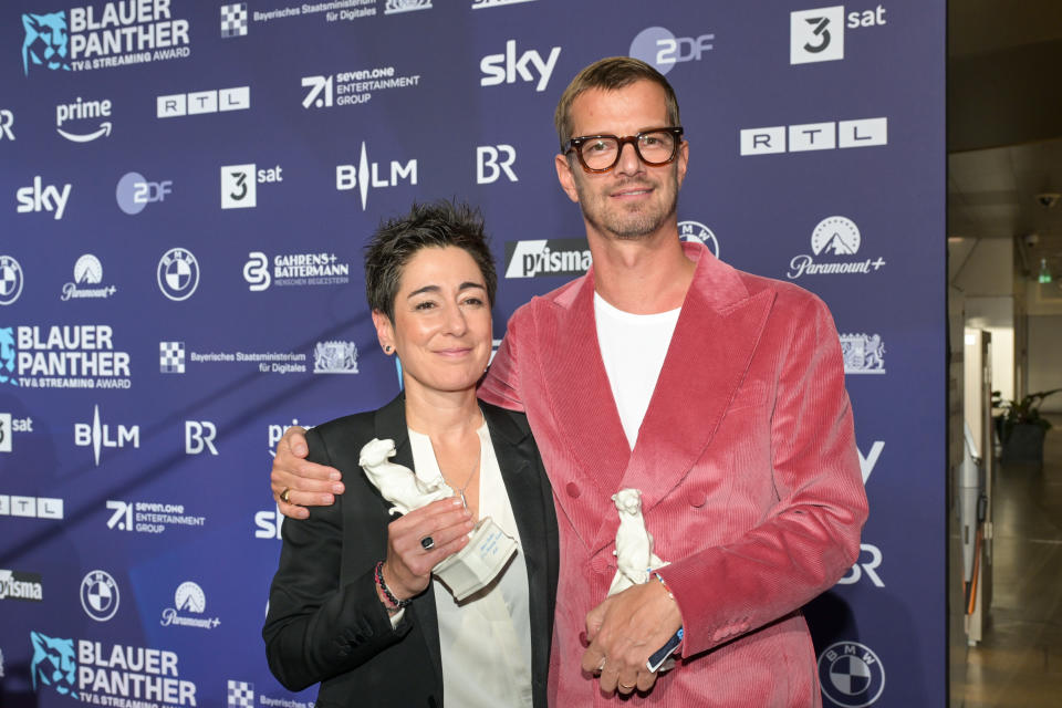 Dunja Hayali und Joko Winterscheidt beim Blauer Panther TV & Streaming Awards 2023 in der BMW Welt in München, beide halten ihren Award