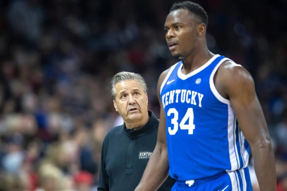 Oscar Tshiebwe, right, has been a main cog the past two seasons on the two most experienced Kentucky teams fielded by John Calipari, left, in his tenure as the Wildcats’ head coach. Yet UK has only one NCAA Tournament win in the past two seasons. Ryan C. Hermens/rhermens@herald-leader.com