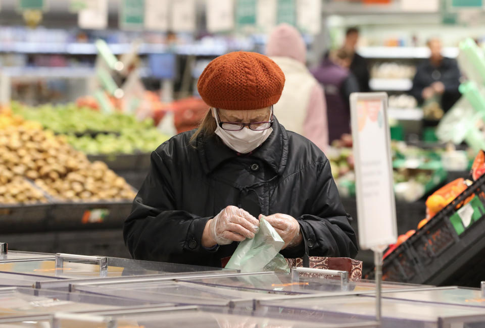 RYAZAN, RUSSIA - APRIL 27, 2020: A customer at a vegetables section of a hypermarket of the Globus retail chain amid the COVID-19 coronavirus pandemic. Customers have to wear masks while shopping at the hypermarket. Russian President Vladimir Putin has expanded non-working period till April 30, 2020 to prevent the spread of the novel coronavirus. Alexander Ryumin/TASS (Photo by Alexander Ryumin\TASS via Getty Images)