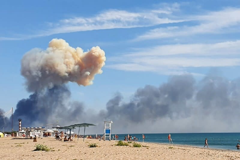 2022年8月9日，克里米亞一處俄羅斯空軍基地發生大爆炸，遠處海灘也能見到大量濃煙。（美聯社）