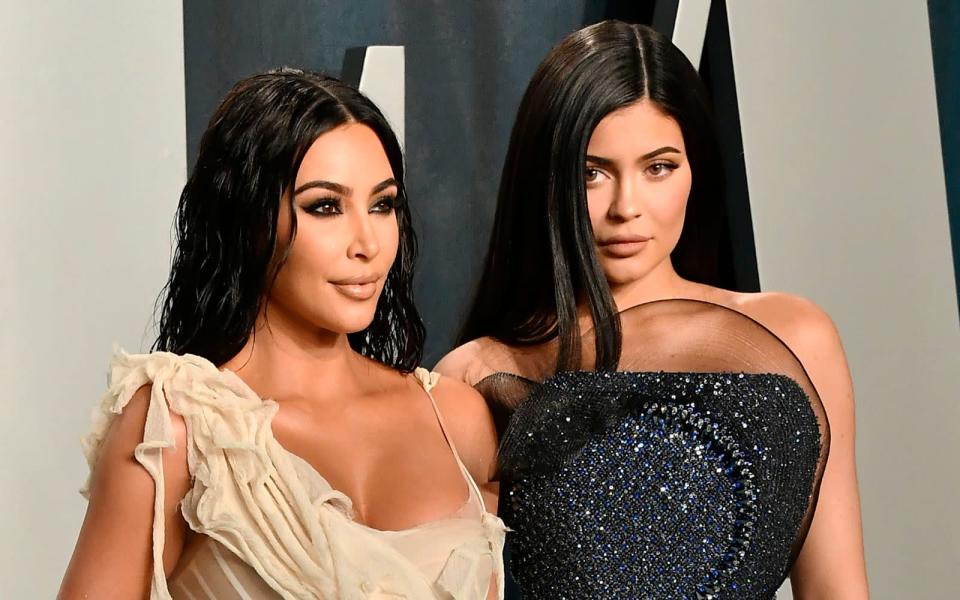 In ihren Instagram-Storys teilten Kim Kardashian (links) und ihre jüngere Schwester Kylie Jenner eine Petition, die die Social-Media-Plattform zurück zu ihren Wurzeln bringen soll. (Bild: 2020 Getty Images/Frazer Harrison)
