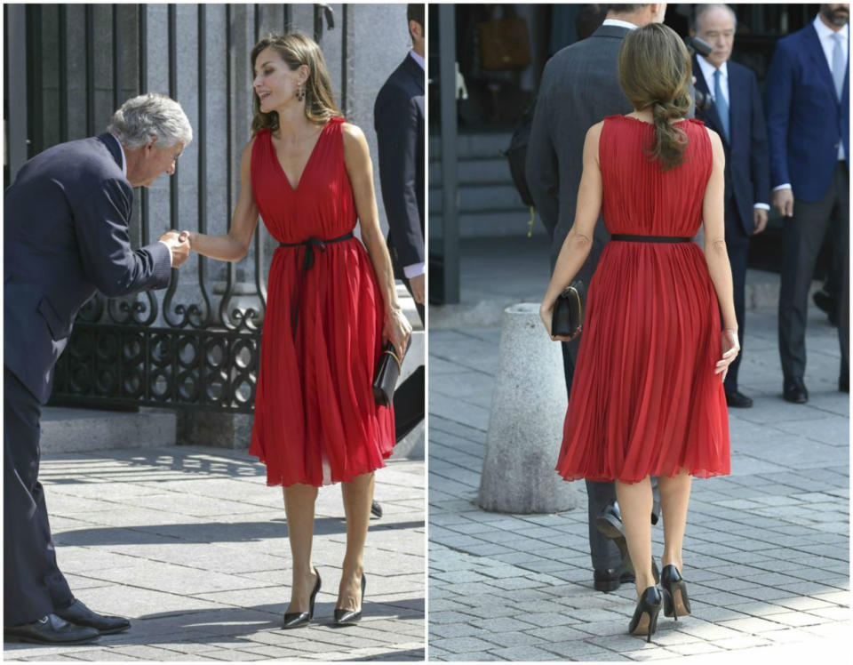 <p>Con un vestido rojo de Carolina Herrera, otra de sus firmas favoritas, así acudió al Teatro Real de Madrid para despedir oficialmente el verano de 2017. (Foto: Gtres). </p>