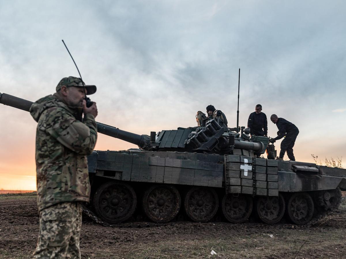 Український чиновник каже, що не може належним чином використовувати свою західну техніку, оскільки у нього залишилося занадто мало солдатів, йдеться у повідомленні