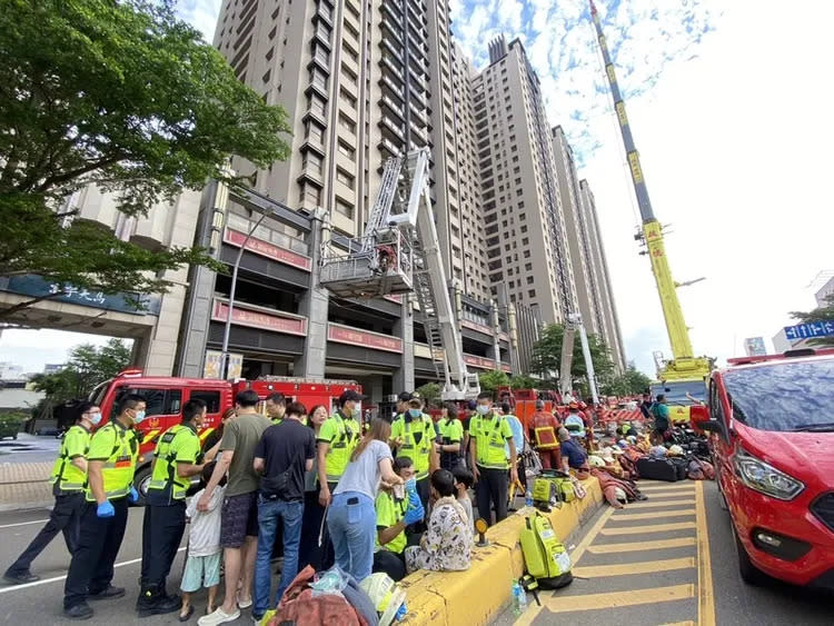 新竹市26日集合住宅「晴空匯」火警造成2名消防員殉職，27日仍進行排煙作業，部分住戶被雲梯車救出。中央社