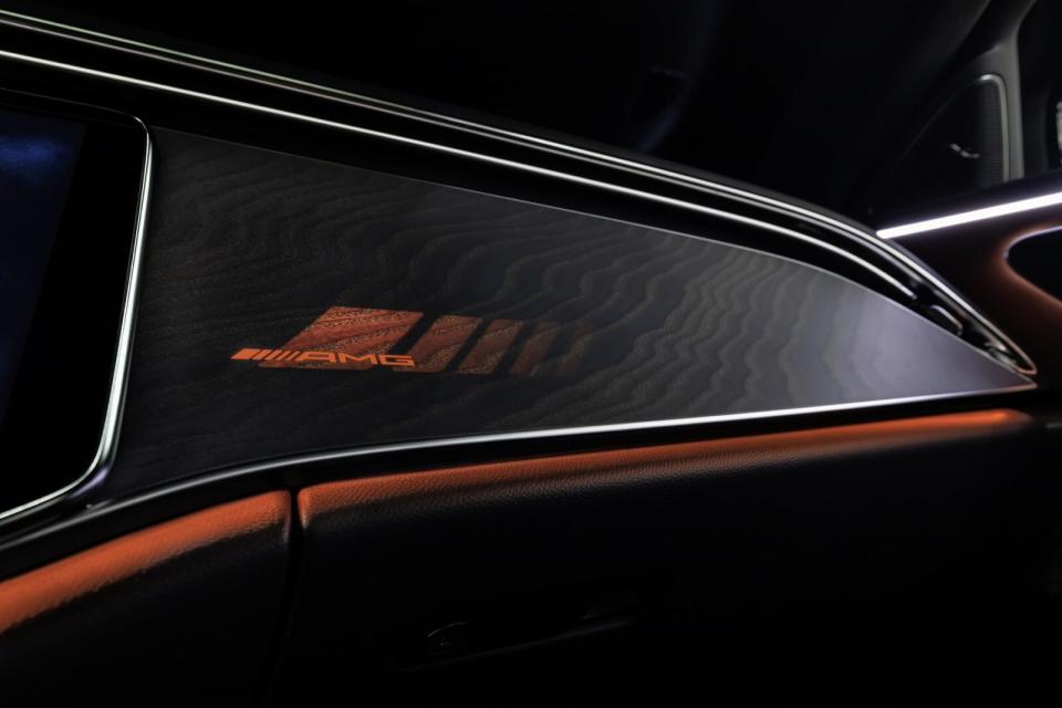 車主可依個人喜好選用多項個性化配件，從不同材質飾板到AMG字樣投射燈組一應俱全。