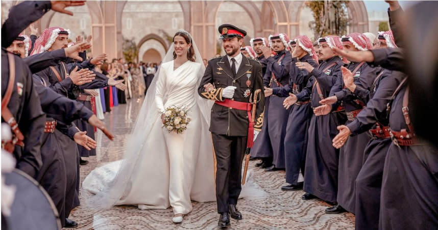 約旦王室1日盛大舉辦王儲胡笙王子迎娶來自沙烏地阿拉伯的建築師拉傑瓦的婚禮。（圖／達志／美聯社，下同）