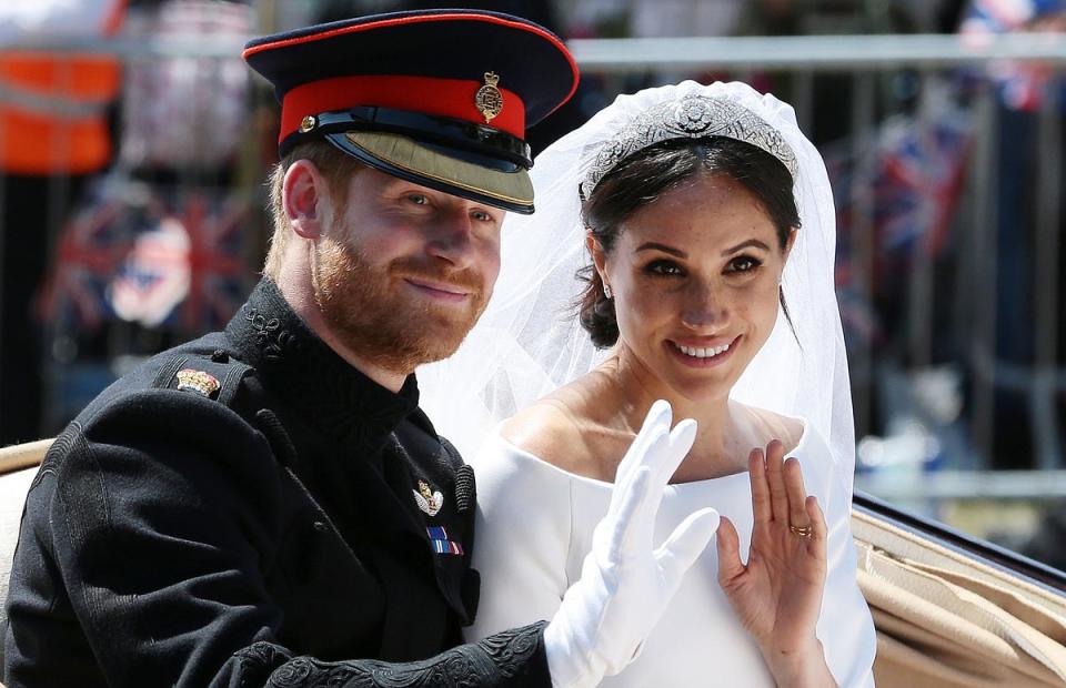 El príncipe Harry y Meghan Markle durante su boda en 2018, en la que supuestamente se le prohibió a la actriz usar las joyas de la princesa Diana (AFP mediante Getty Images)
