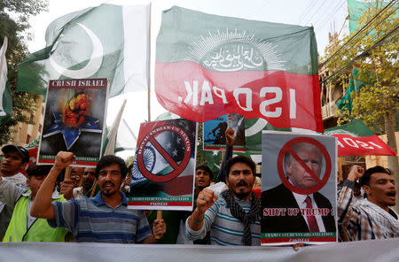 Pakistani Shi'ite supporters of Imamia Students Organization (ISO) chant slogans and carry signs during a protest rally against U.S. President Donald Trump, while marching towards the U.S. consulate in Karachi, Pakistan August 27, 2017. REUTERS/Akhtar Soomro