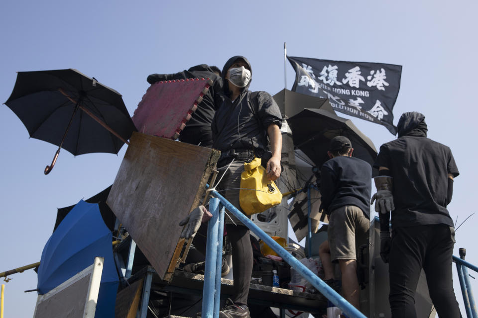 ▲香港示威潮越演越烈，戰場已擴散至大學校園。圖為香港中文大學學生。（圖／美聯社／達志影像）