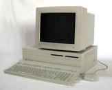 <p>Lanzado en 1987, el Macintosh II, también conocido Mac II, era el primero de esta serie que se fabricó de forma modular y no tenía el monitor integrado en la carcasa. Su versión con disco duro de 40 MB tenía un precio de 5.498 dólares (4.886 euros). (Foto: <a rel="nofollow noopener" href="http://es.wikipedia.org/wiki/Archivo:MacII.jpg" target="_blank" data-ylk="slk:Wikipedia;elm:context_link;itc:0;sec:content-canvas" class="link ">Wikipedia</a> / Alexander Schaelss / <a rel="nofollow noopener" href="http://creativecommons.org/licenses/by-sa/3.0/deed.es" target="_blank" data-ylk="slk:CC BY-SA 3.0;elm:context_link;itc:0;sec:content-canvas" class="link ">CC BY-SA 3.0</a>). </p>