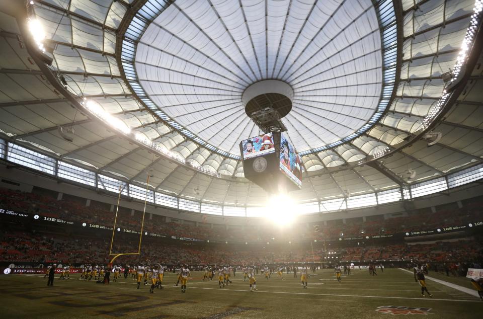 Players warm up on the field ahead of the CFL's 102nd Grey Cup football championship between the Calgary Stampeders and the Hamilton Tiger Cats in Vancouver, British Columbia, November 30, 2014. REUTERS/Mark Blinch (CANADA - Tags: SPORT FOOTBALL)