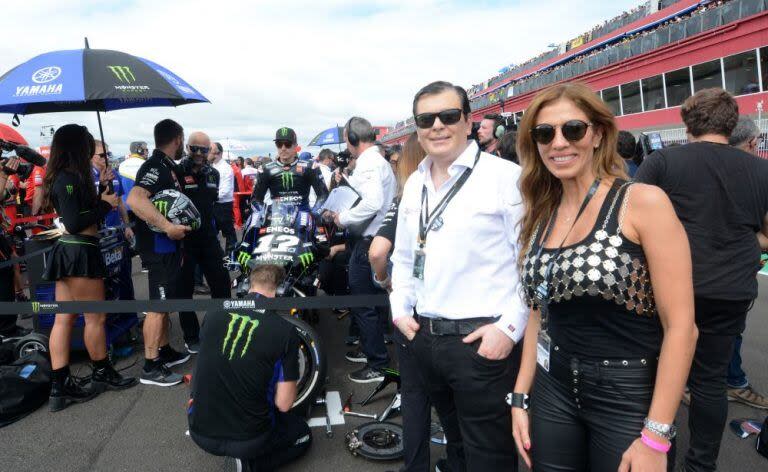 El gobernador de Santiago del Estero, Gerardo Zamora, junto a su esposa y senadora nacional, Claudia Ledesma, en la grilla de Termas de Río Hondo; la política fue determinante tanto en la cancelación de la fecha de 2024 como en el regreso del MotoGP a la Argentina en 2025.