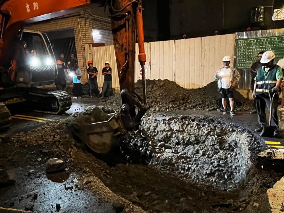 《圖說》新北市板橋區文化路二段182巷弄旁一處工地，昨晚9時發生凹陷情形，範圍大約1公尺見方，凹陷深度約10公分。〈消防局提供〉