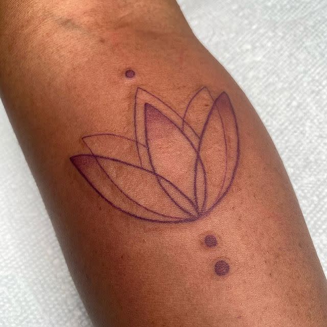 <p>The use of color in this tattoo makes it more unique and allows it to stand out more than the flower would've if it were in black ink. </p><p><a href="https://www.instagram.com/p/CDXTdQWFxvM/" rel="nofollow noopener" target="_blank" data-ylk="slk:See the original post on Instagram;elm:context_link;itc:0;sec:content-canvas" class="link ">See the original post on Instagram</a></p>