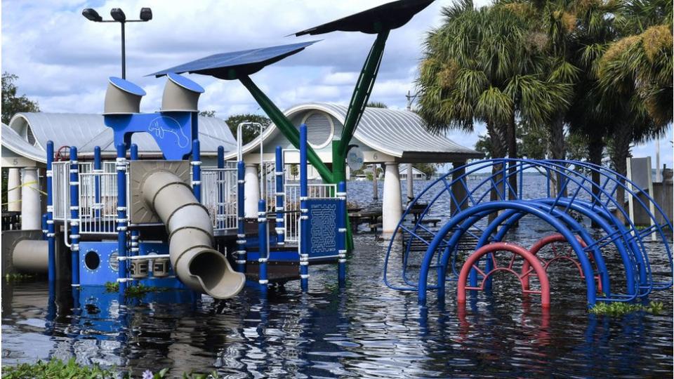 Un parque infantil inundado.