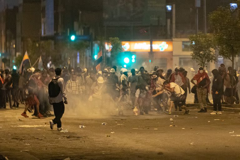Choques entre manifestantes y policías en Arequipa