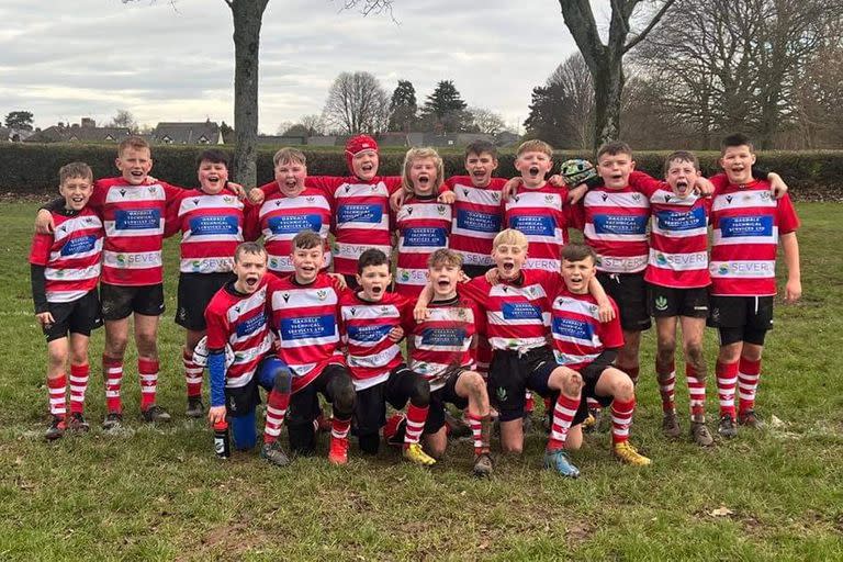 Alfie con sus amigos del rugby de la categoría menores de 12 años de Oakdale, Gales