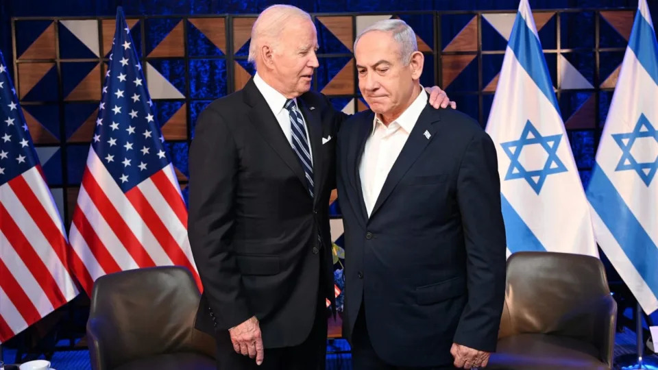 ФОТО: Президент Джо Байден встречается с премьер-министром Израиля Биньямином Нетаньяху по прибытии в Тель-Авив, Израиль, 18 октября 2023 года. (EPN/Newscom)