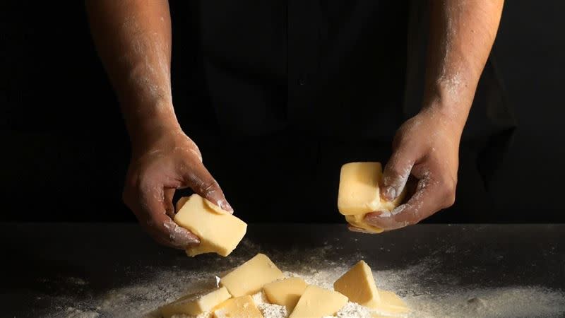 透過雙手的溫度，均勻地揉捻麵粉與奶油，就是美味的基礎（圖／Buttered Flour提供）