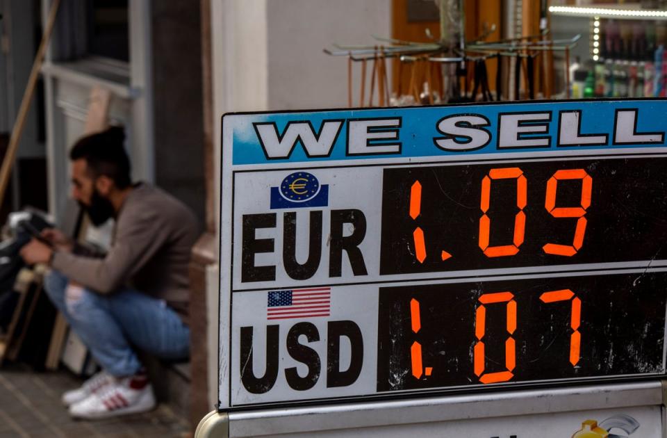 Exchange rates are advertised outside a Bureau de Change on September 26, 2022 in Londo (Getty Images)