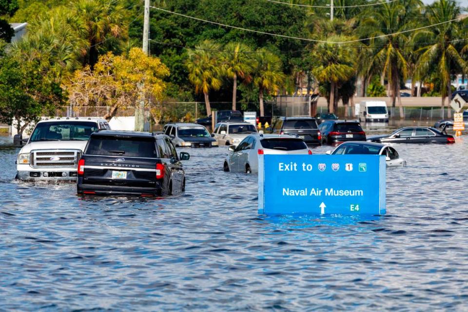 Vehículos sumergidos en una calle inundada por fuertes lluvias en West Perimeter Road en Fort Lauderdale el jueves 13 de abril de 2023.