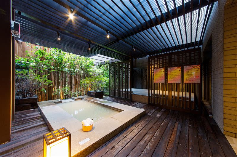入住旅客可免費使用9米挑高庭園設計的露天風呂。（圖／旅宿業者提供）