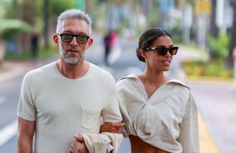 Depuis le 17 mai dernier, Cannes vit au rythme de son festival. Mais lorsqu’elles ne sont pas en train d’arpenter le tapis rouge dans leur habit de lumière, les stars profitent du soleil varois. C’est en tout cas ce que Vincent Cassel et Tina Kunakey ont choisi de faire, ce lundi 23 mai. Marié depuis août 2018 et parent d’une petite fille prénommée Amazonie, le couple a été aperçu sur la Croisette, main dans la main. Une sortie remarquée qui n’a pas manqué d’attirer tous les regards et plus particulièrement ceux des photographes. Pour l’occasion, le duo a opté pour des ensembles assortis. Si Vincent Cassel a revêtu une tenue plutôt décontractée pour flâner le long de la plage, Tina Kunakey a (évidemment) choisi un look plus travaillé. Le mannequin s’est en effet glissé dans une jupe crayon et une chemise oversize laissant apparaître son nombril. Le tout, accessoirisé par une paire de mules à talons noires et d’un sac color block.À lire également >>> Couple de légende : Vincent Cassel et Tina Kunakey, les affranchisOutre cette balade en amoureux, le couple s’est également rendu au restaurant La Môme Plage pour un déjeuner en tête-à-tête.Vincent Cassel et Tinay Kunakey, duo glamour à Cannes Ce soir, le red carpet cannois accueillera l’équipe du film « Les crimes du futur », réalisé par David Cronenberg. Un long-métrage de science-fiction, présenté en compétition officielle, avec Léa Seydoux et Kristen Stewart. Un parterre de stars devrait leur emboîter le pas et gravir les marches du Palais des festivals. Tina Kunakey et Vincent Cassel feront sans doute leur apparition pour figurer parmi les plus beaux couples du Festival de Cannes.