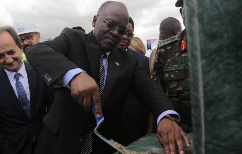 坦尚尼亞總統馬古弗利指出，這批進口檢測試劑連水果都驗成陽性。（翻攝自 Dr John Magufuli推特）
