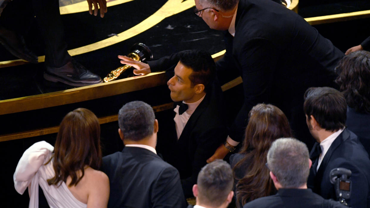 Hauptsache der Oscar ist sicher: Rami Malek stürzte ins Oscar-Publikum. (Bild: Kevin Winter/Getty Images)