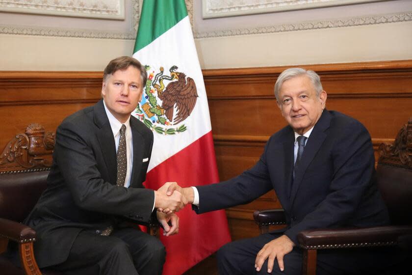 El presidente de México, Andrés Manuel López Obrador (d), con el nuevo embajador de Estados Unidos en México, Christopher Landau (i), tras recibir sus credenciales en el Palacio Nacional en Ciudad de México.