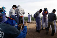 <p>Trabajadores agrícolas se preparan luego de un descanso durante la cosecha de repollos en un campo a las afueras de Calexico, California, el 6 de marzo de 2018 (Foto: Gregory Bull/<em>AP</em>). </p>