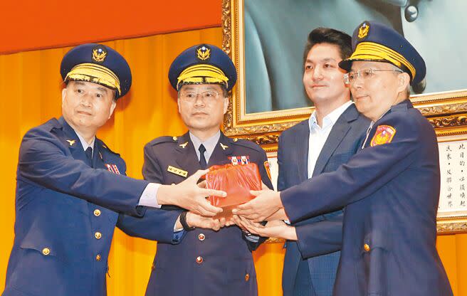 台北市長蔣萬安（右二）16日主持台北市警局長交接典禮，和監交的警政署長黃明昭（左二）將印信交給新局長張榮興（右一）。（趙雙傑攝）
