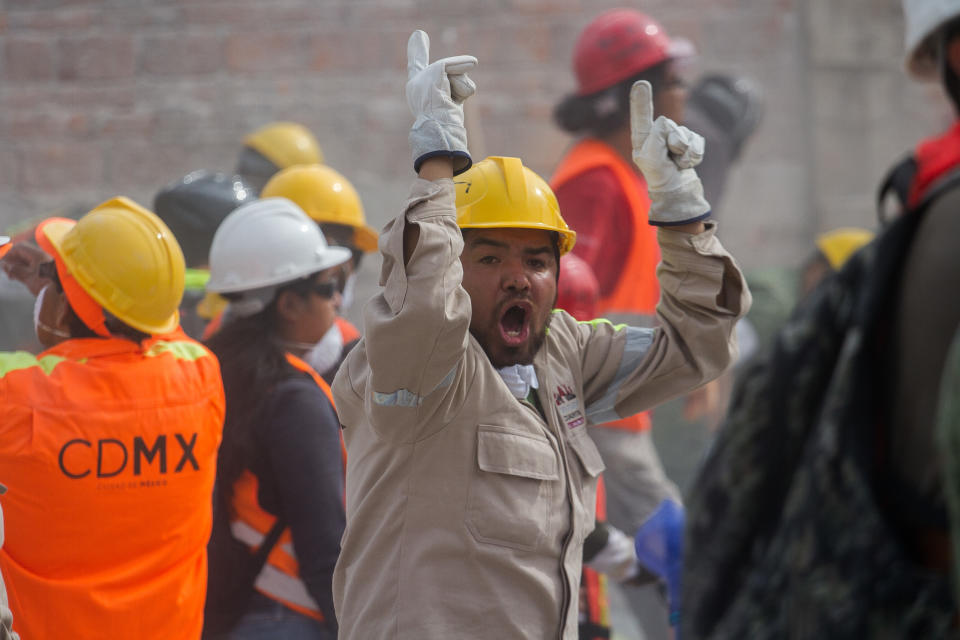 FOTOS: la fábrica destruida en México donde todos quieren ayudar