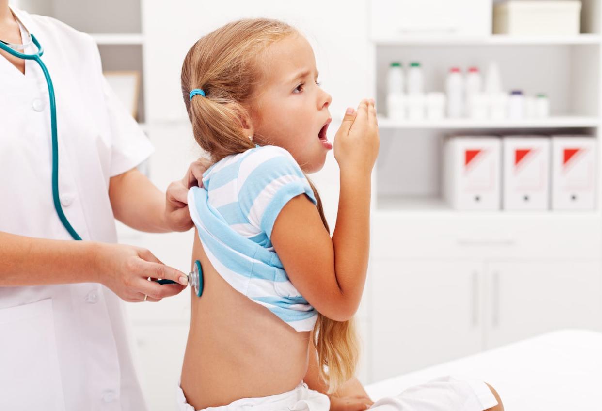 <a href="https://www.shutterstock.com/es/image-photo/little-girl-coughing-doctor-checkup-health-115186060" rel="nofollow noopener" target="_blank" data-ylk="slk:Ilike / Shutterstock;elm:context_link;itc:0;sec:content-canvas" class="link ">Ilike / Shutterstock</a>