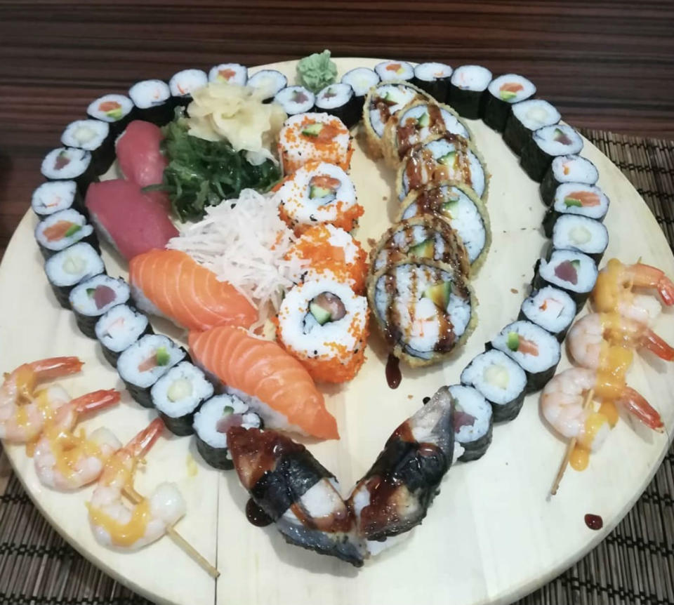 <p>Después del baño (y si le gusta el sushi), puedes preparar un plato como el que compartió Denisa en su Instagram. <em>Bon Appétit!</em> (Foto: Instagram / <a rel="nofollow noopener" href="https://www.instagram.com/_denissah_/" target="_blank" data-ylk="slk:@_denissah_;elm:context_link;itc:0;sec:content-canvas" class="link ">@_denissah_</a>). </p>