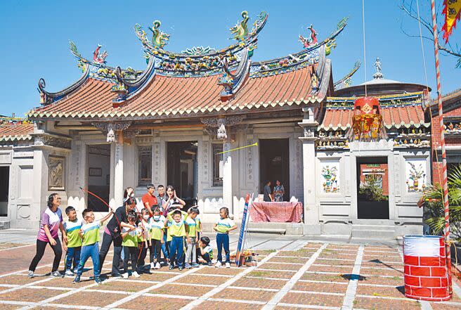 屏東縣六堆祈福尖炮城24日起一連2天在五溝國小熱鬧開炸，今年首創「弓箭尖炮城」活動，適合親子一同參與。（林和生攝）