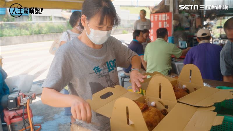 從烤雞到熱炒都是老闆自己來，老闆娘負責外場，夫妻倆不畏高溫，從早忙到晚非常辛苦。（圖／記者戴華辰攝影）