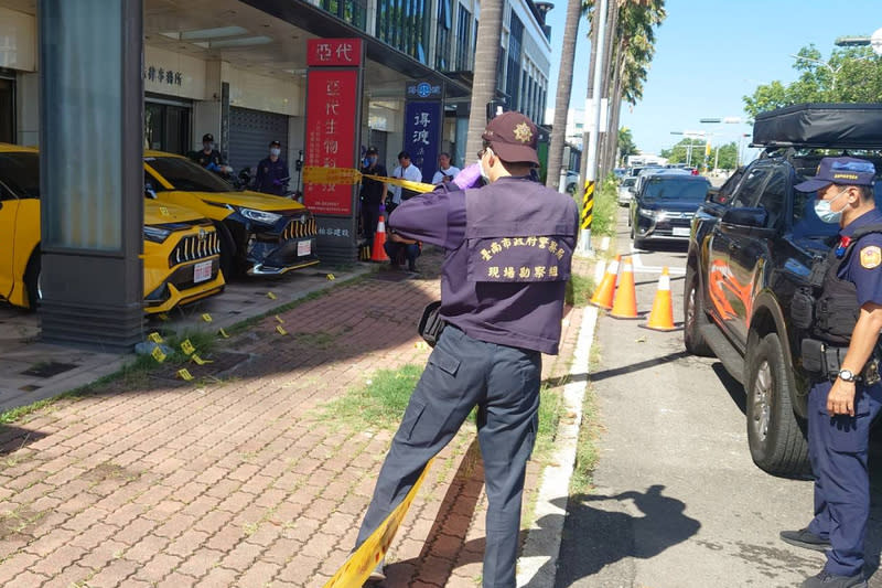 南市區漁會理事長林士傑遭槍擊  警方到場蒐證 南市區漁會理事長林士傑8日清晨出門時在住處門口 遭人近距離槍擊，送醫不治身亡，警方派員於現場蒐 證鑑識。 中央社記者楊思瑞攝  113年7月8日