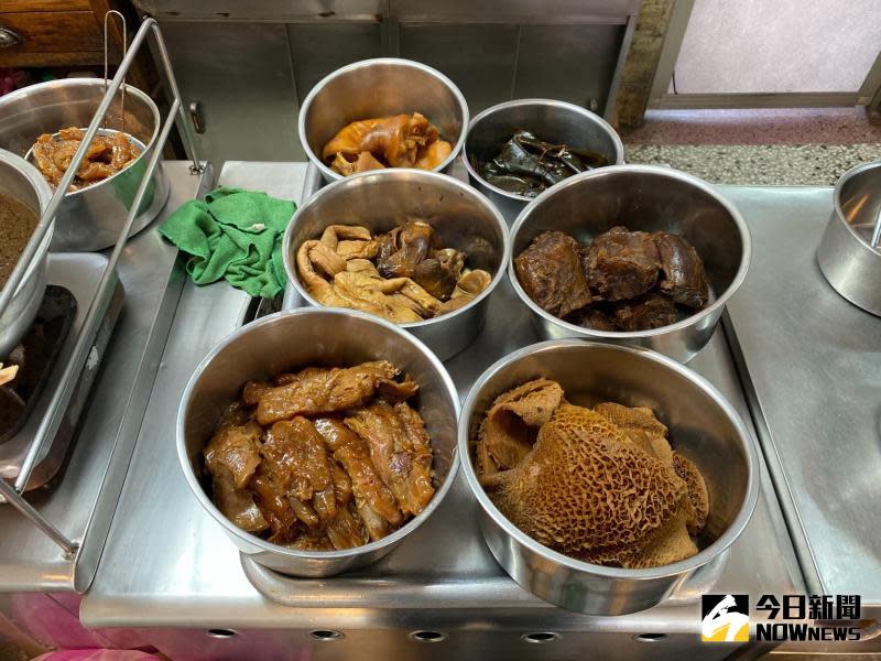 ▲台南１家50多年的知名牛肉麵老店，遭網友指滷味太貴，黃姓業者表示，店內的滷味都是真材實料，不怕消費者比較。（圖／記者陳聖璋攝，2020.06.09）