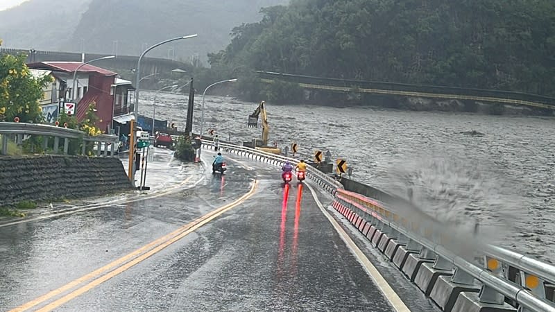 台東縣太麻里溪經歷海棠和莫拉克2個颱風潰堤，導致金峰鄉嘉蘭村逾60戶民宅流失；颱風山陀兒又引起溪水暴漲，村民憂心再度潰堤。（中央社）