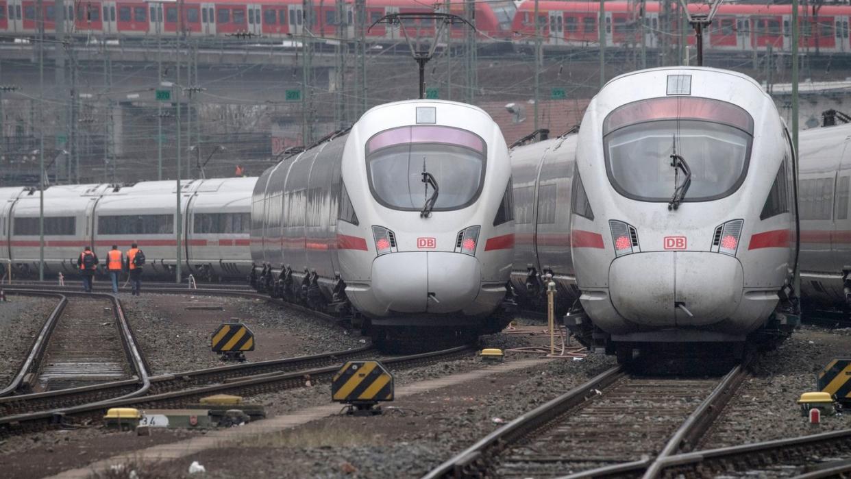 ICE-Züge der Bahn stehen am Frankfurter Hauptbahnhof. Foto: Boris Roessler/Archiv